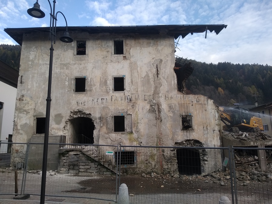 Sono iniziati ieri i lavori di demolizione di Casa Cacam