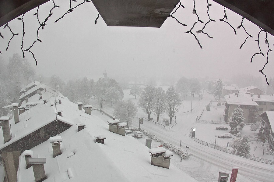 E’ in corso una copiosa nevicata in tutta la skiarea Campiglio