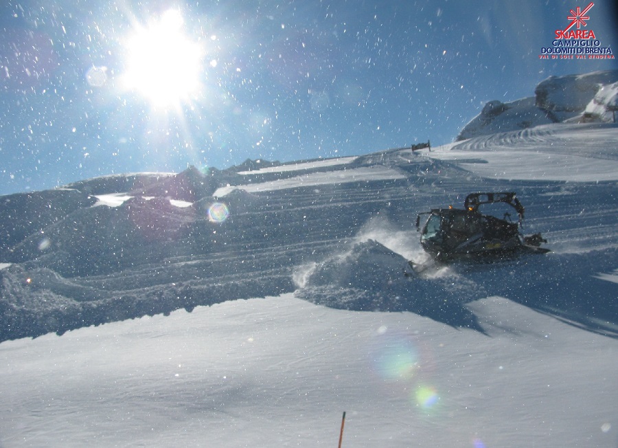 Skiarea Campiglio: i gatti della neve sono al lavoro per la preparazione delle piste