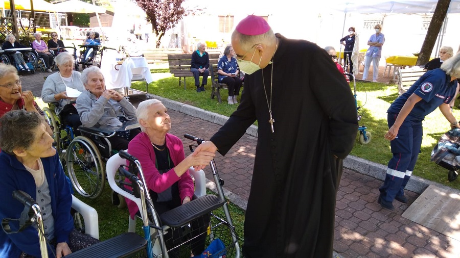 L’assessore Segnana e il vescovo Tisi in visita alla Casa di riposo di Spiazzo