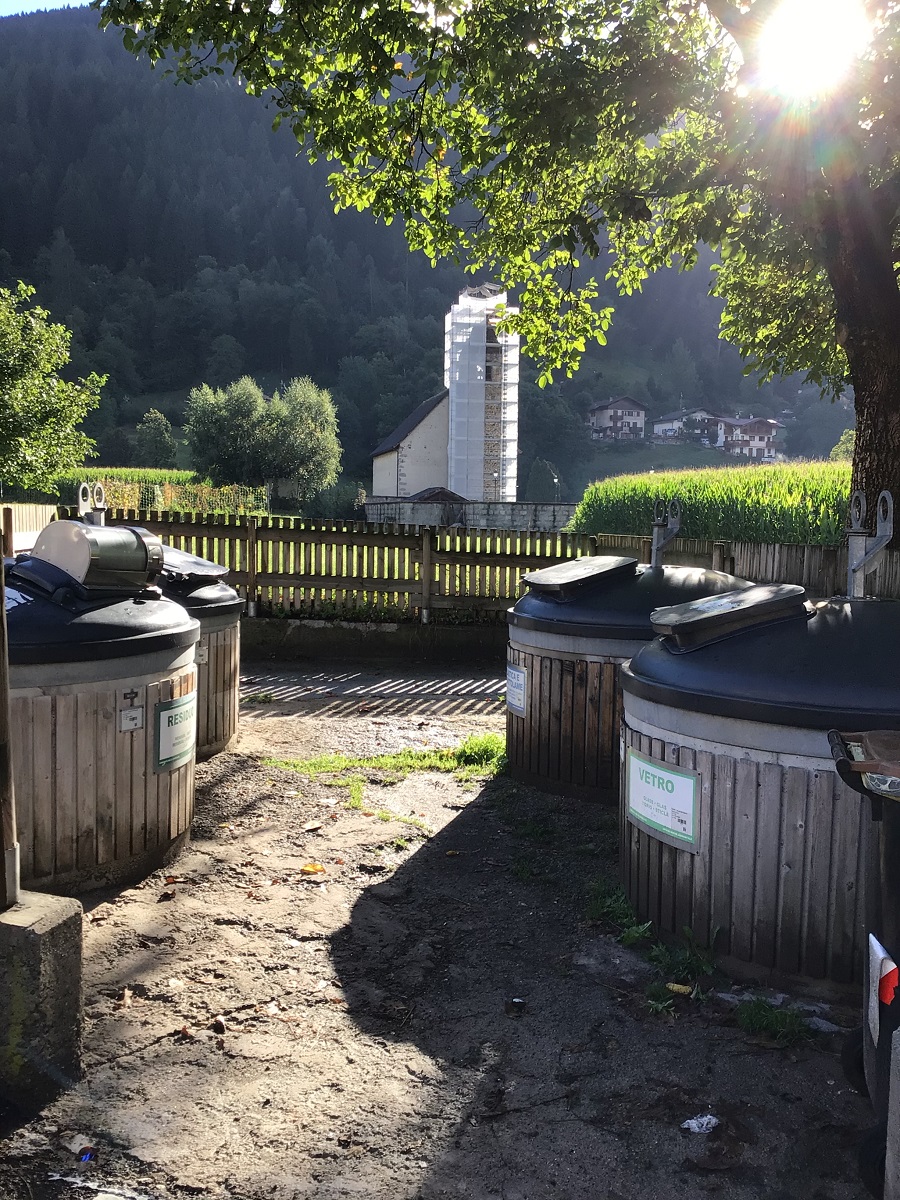 Cadrà il campanile di San Vigilio prima di vedere asfaltata l’isola ecologica di via Fucine?