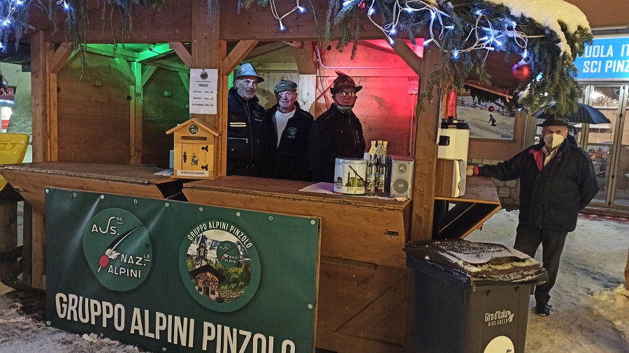 Gli Alpini di Pinzolo animano il mercato in piazza Carera