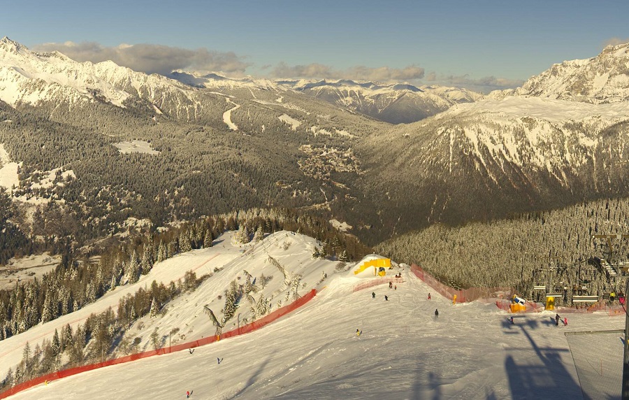 Sole, neve e tanti sciatori nella skiarea Campiglio