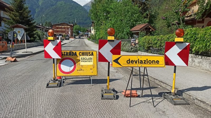 Strada statale interrotta a Pinzolo per asfaltatura. Traffico deviato sulla viabilità secondaria