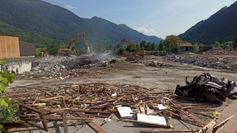 Iniziati i lavori di demolizione dei capannoni in vista della realizzazione del nuovo supermercato a Giustino-Pinzolo
