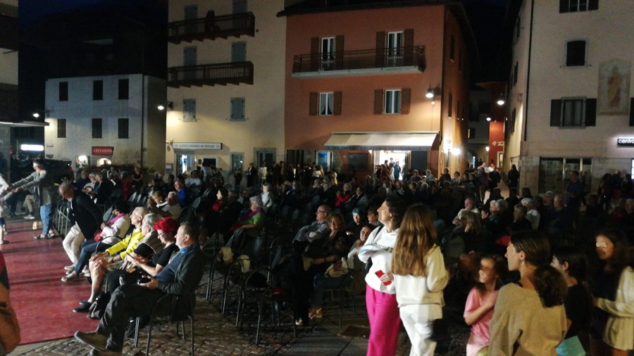 Ieri sera c’era tanta gente in piazza Carera per la prima serata di ballo