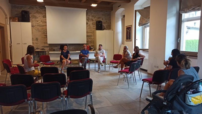Le Assessore di Giustino, Massimeno e Pinzolo hanno incontrato Barbara Bonapace e le altre mamme alla Casa della Cultura