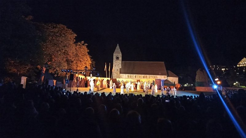 Più di 2.000 persone hanno seguito lo spettacolo “La hora è fenita” alla chiesa di san Vigilio