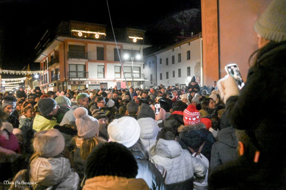 Il pubblico sotto il campanile di PInzolo (foto Mariapia Bonapace)