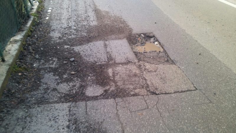 Le vie del centro di Pinzolo piene di buche