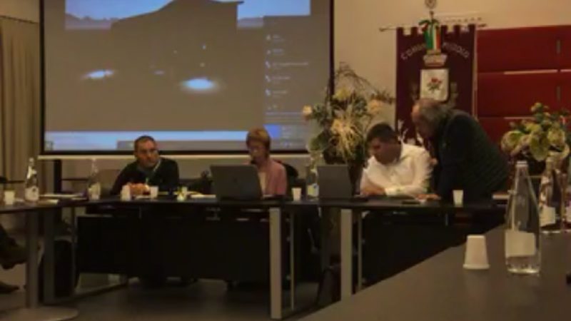 La presidente Fabrizia Caola interviene, a Campiglio, alla seduta aperta del Consiglio comunale