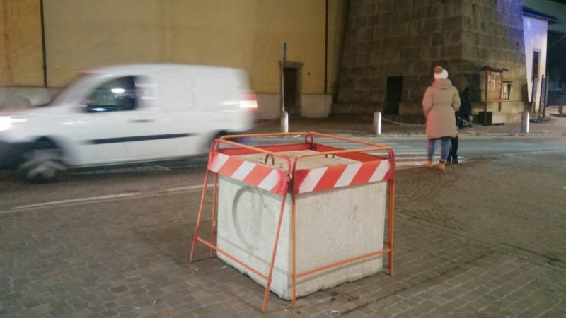 Blocco di cemento in via S.Lorenzo: ISIS o Befana in arrivo?