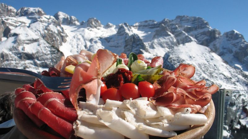 Venerdì 24 gennaio ore 18.30 – Paladolomiti: Degustazione di prodotti tipici offerta dalla Associazione Volontari Soccorso Trasporto infermi Pinzolo Alta Val Rendena