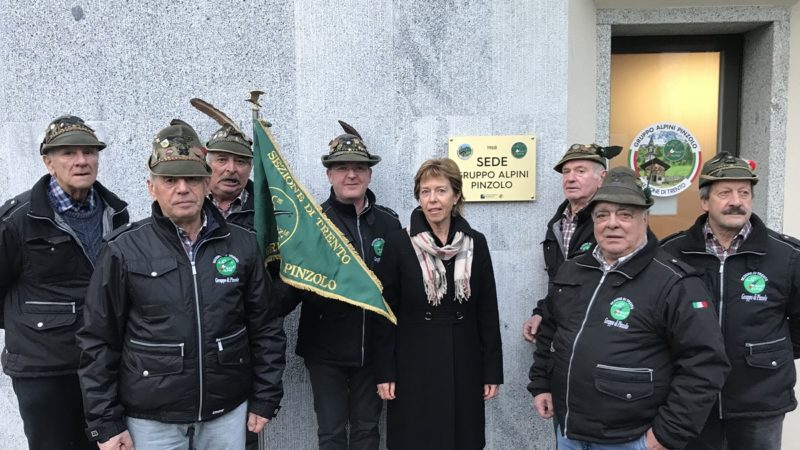 La Cassa Rurale Adamello dona una nuova targa agli Alpini di Pinzolo