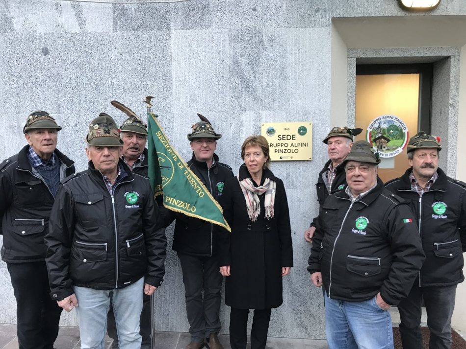La Cassa Rurale Adamello dona una nuova targa agli Alpini di Pinzolo