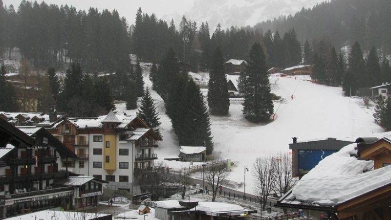 Freddo e qualche fiocco di neve sulla skiarea Campiglio. Da domani torna il sole fino a domenica