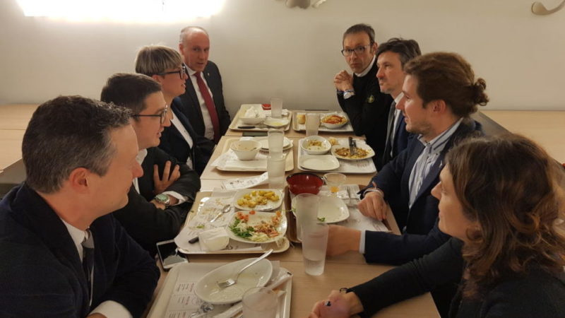 La Giunta a pranzo oggi in mensa: “Nessun problema a frequentare luoghi pubblici”