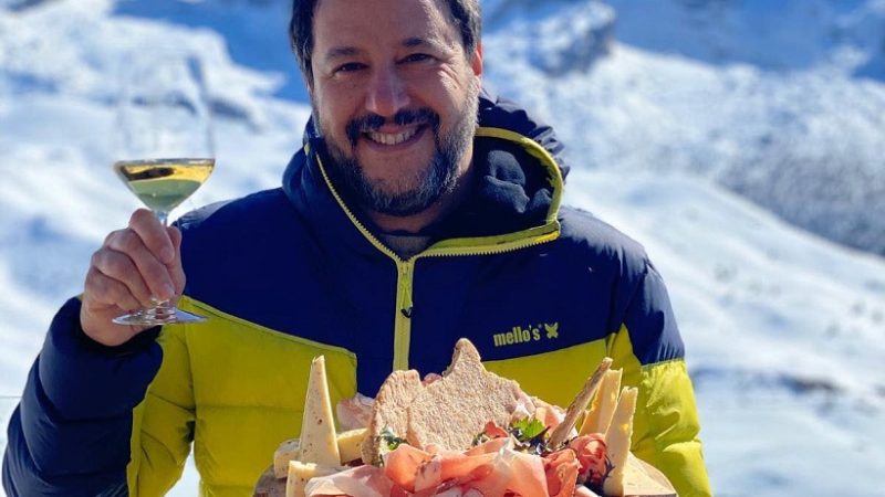 Anche Matteo Salvini festeggia il Carnevale Ambrosiano a Pinzolo. Il Leader della Lega brinda alla neve trentina