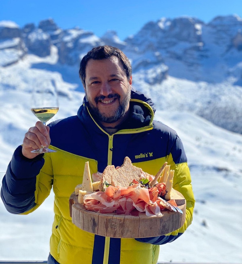 Anche Matteo Salvini festeggia il Carnevale Ambrosiano a Pinzolo. Il Leader della Lega brinda alla neve trentina