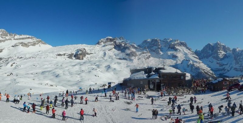 Nonostante l’allarme, tanti sciatori festeggiano il Carnevale Ambrosiano sulle piste della Skiarea Campiglio