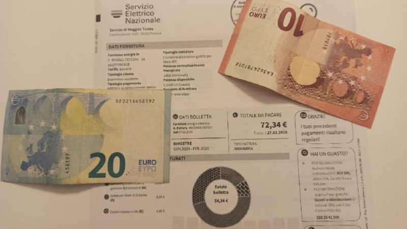 Ad aprile le  bollette caleranno per effetto del crollo del prezzo del petrolio dovuto alla crisi Coronavirus: luce -18,3% e gas -13,5%