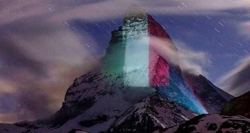 Questo è il versante svizzero del Cervino, illuminato con un grande tricolore. E’ un gesto della comunità elvetica per far sentire la propria solidarietà al popolo italiano