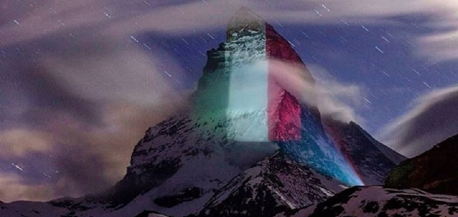 Questo è il versante svizzero del Cervino, illuminato con un grande tricolore. E’ un gesto della comunità elvetica per far sentire la propria solidarietà al popolo italiano