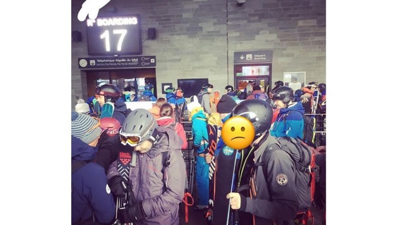 Coronavirus, Courmayeur impianti chiusi e gli italiani vanno a sciare in Francia code a Chamonix.