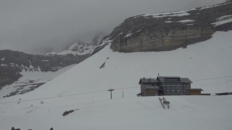 In quota stanno già cadendo i primi fiocchi di neve e, nel corso della giornata di oggi, le nevicate si faranno via via più diffuse