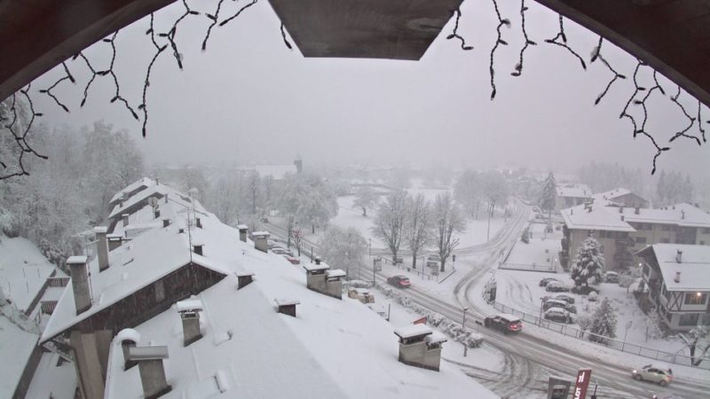 Fortissima nevicata in corso a Pinzolo. A Carisolo è stato attivato alcune ore fa il presidio neve per controllo dotazioni invernali