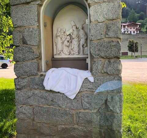 Un ringraziamento ai volontari che hanno ripulito i capitelli della Via crucis di Pinzolo