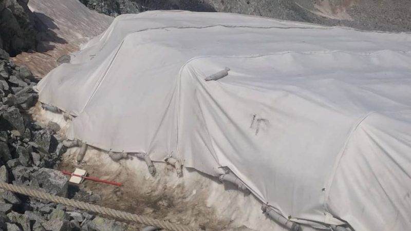 E’ iniziata la posa dei teli geotessili sul ghiacciaio Presena