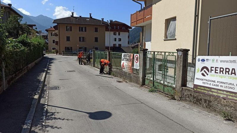Intervento di pulizia dalle erbacce lungo le vie di Pinzolo