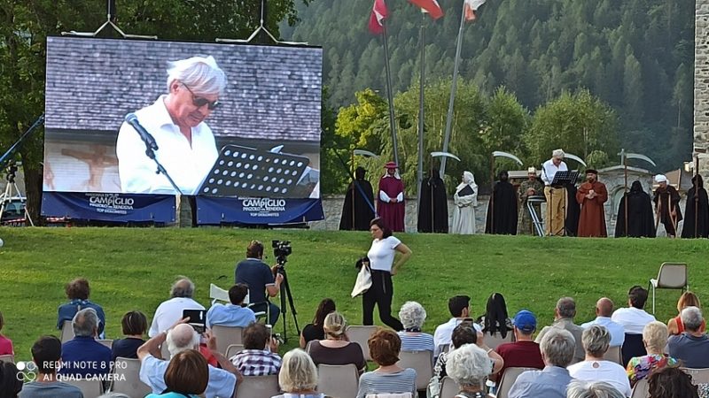 Vittorio Sgarbi incanta il pubblico con una “lectio magistralis” sull’opera dei Baschenis in val Rendena