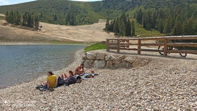 Sulle rive del lago Grual sono arrivati i primi bagnanti