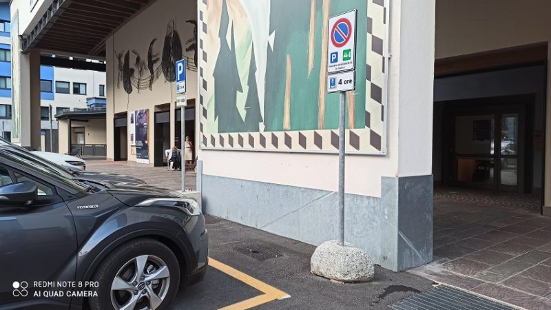 La colonnina per la ricarica non c’è più ma è rimasto il cartello “Riservato veicoli elettrici in ricarica”…