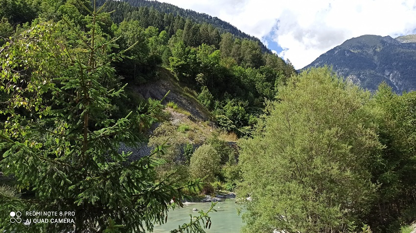 Vista del versante sopra la ciclabile chiusa