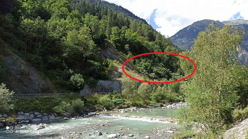 Vista del versante sopra la ciclabile chiusa - In rosso l'area invasa dal Poligono