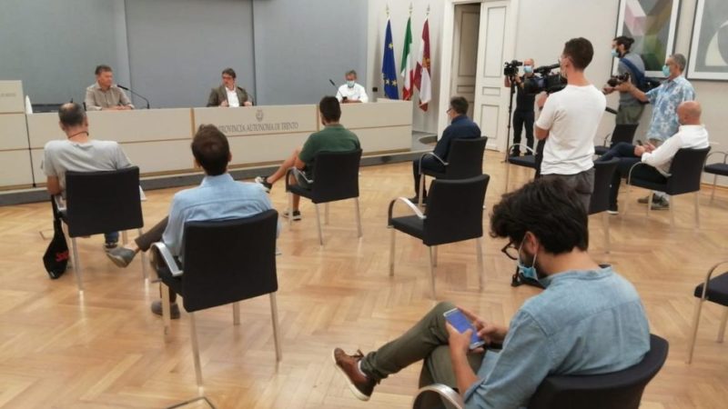 Covid-19, nuova ordinanza del presidente: sì alla musica nei locali ma niente ballo