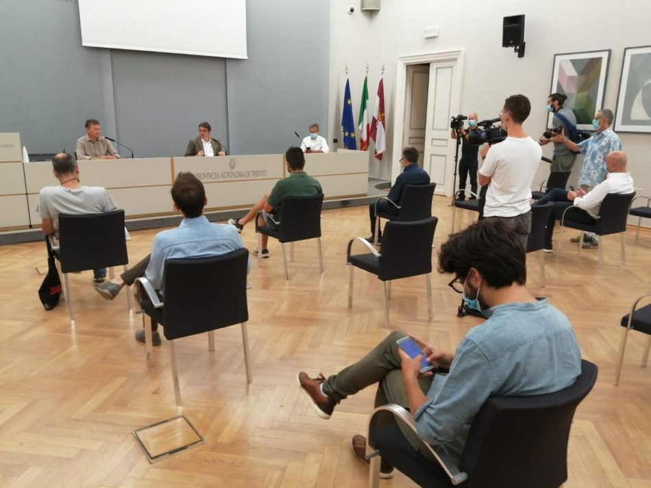 Covid-19, nuova ordinanza del presidente: sì alla musica nei locali ma niente ballo
