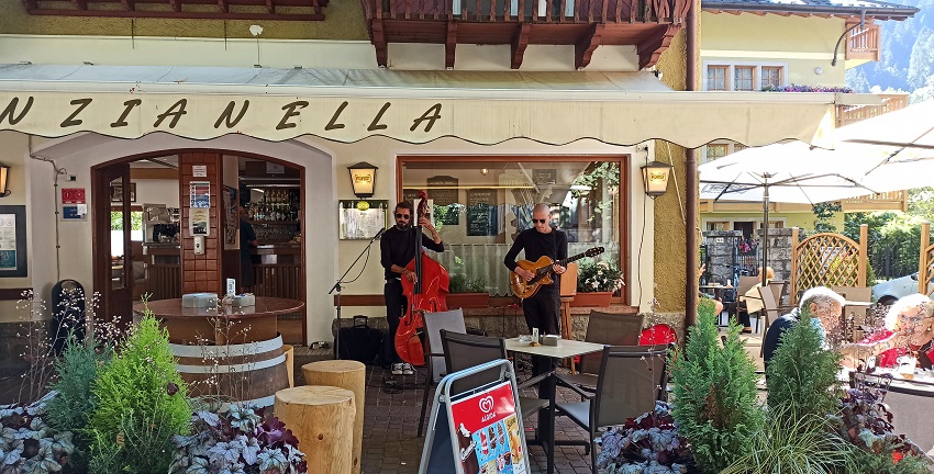 Sabato 1 agosto ore 10 - Musica dal vivo al bar Genzianella