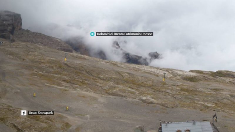 Primi fiocchi di neve in cima al Grostè
