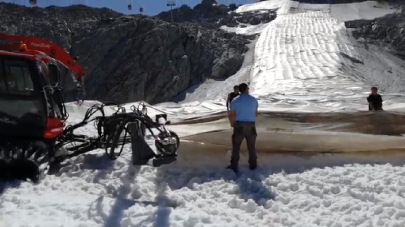 Iniziati i lavori di rimozione dei teli protettivi sul ghiacciaio Presena