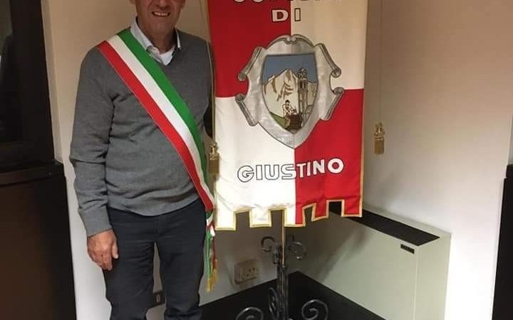 Imbarazzo a Giustino: 2 assessori su 3 sono cugini del sindaco