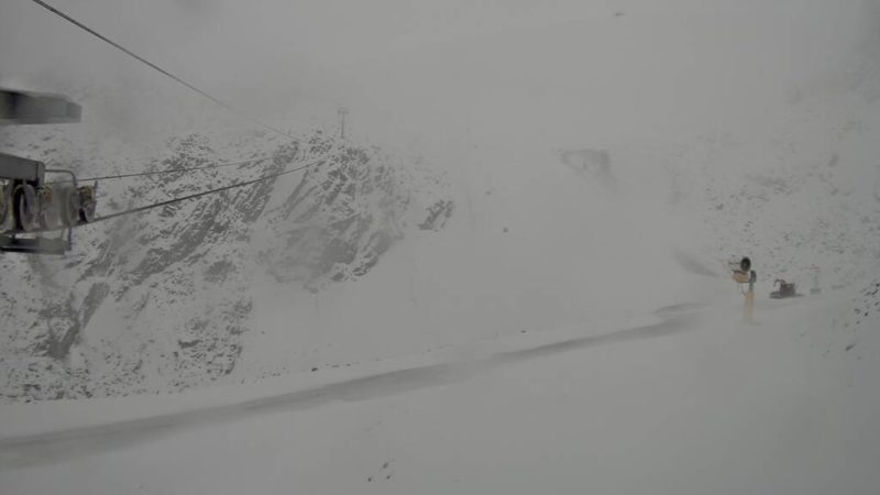 Forte nevicata al Presena mentre al Grostè ancora pioggia