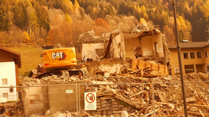 Ecco altre immagini della demolizione di Casa Cacam