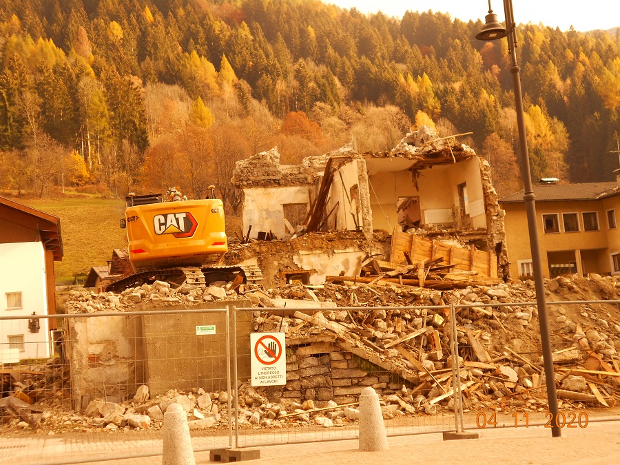 Ecco altre immagini della demolizione di Casa Cacam