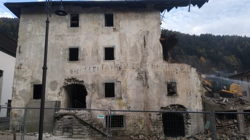 Sono iniziati ieri i lavori di demolizione di Casa Cacam