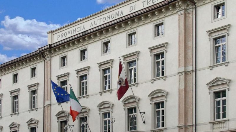 Nuova ordinanza di Fugatti, aperti al sabato i negozi fino a 250 metri di superficie