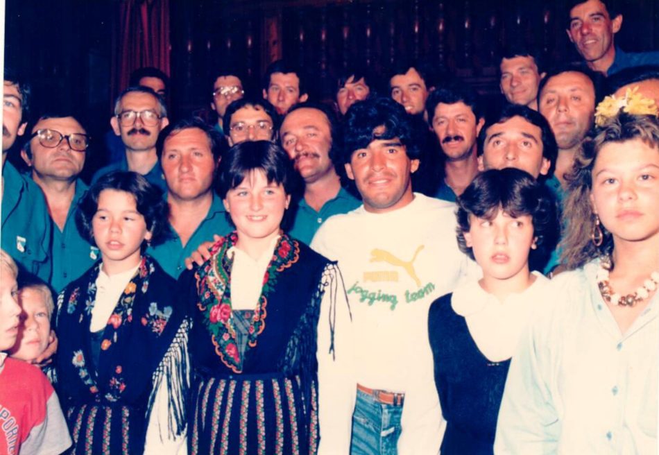Diego Maradona e il coro Presanella